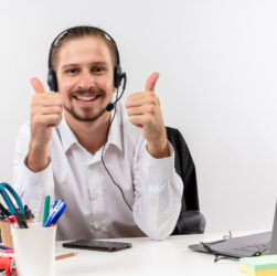 Un conseiller client professionnel souriant portant un casque micro, incarnant un service client réactif et chaleureux, symbole d’accompagnement personnalisé et de satisfaction optimale par l’entreprise.