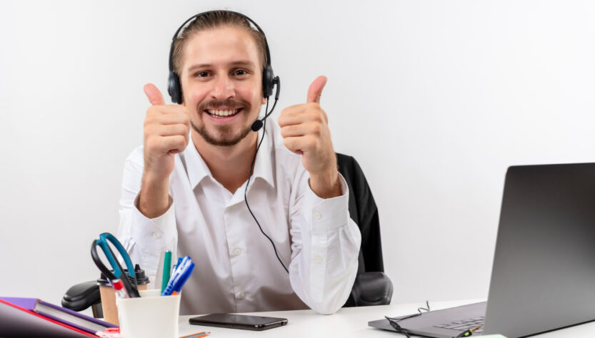 Un conseiller client professionnel souriant portant un casque micro, incarnant un service client réactif et chaleureux, symbole d’accompagnement personnalisé et de satisfaction optimale par l’entreprise.